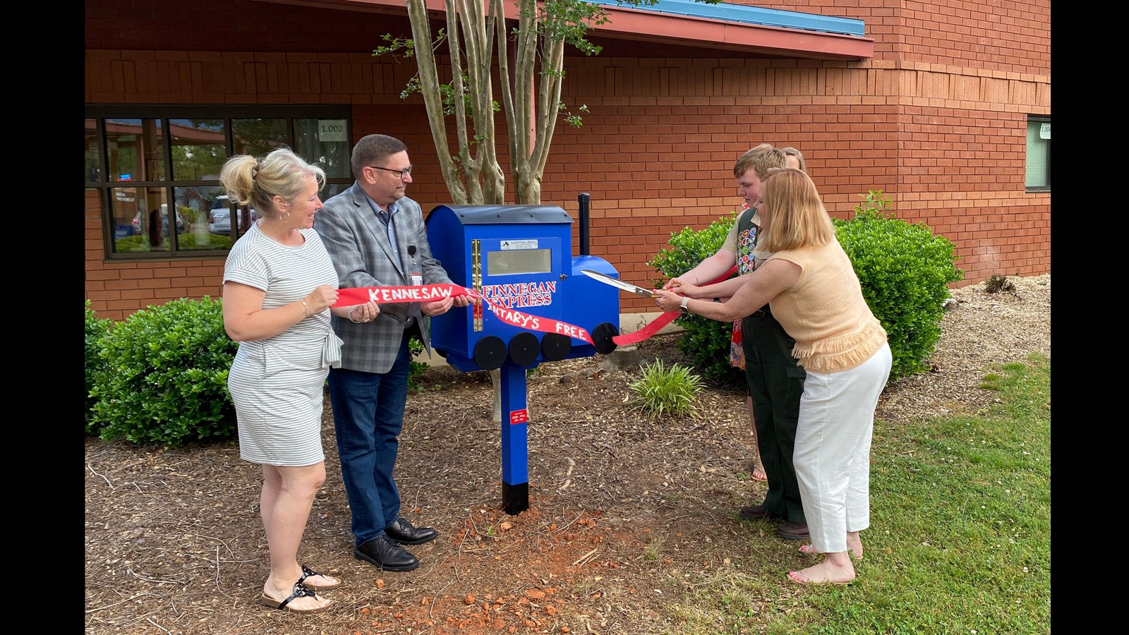Kennesaw Elementary School cuts ribbon on new Little Free Library